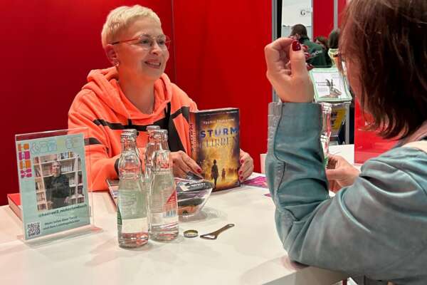 Eine Bloggerin stellt ein Buch vor.