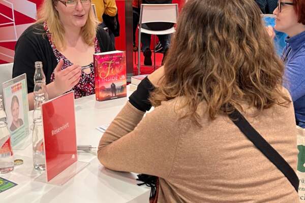 Eine Bloggerin stellt ein Buch vor.