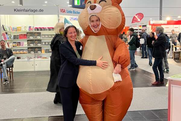 Katharina Oppitz umarmt eine Person  in Eichhörnchenkostüm