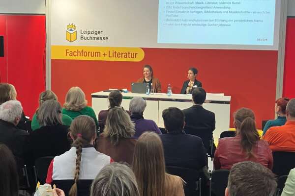 Daniela Kahl und Katharina Oppitz sitzen auf der Bühne des Fachforums