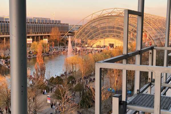 Das Messegeländer der Leipziger Buchmesse strahlt im Abendlicht.