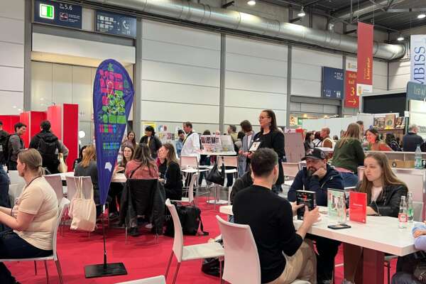 Im Vordergrund liegen Silent Disco Kopfhörer, passend zur Veranstaltung im Hintergrund.
