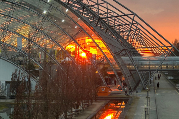Sonnenuntergang mit der Glashalle der Leipziger Messe