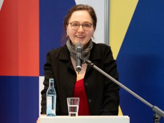 Preisträgerin Beate Tröger spricht in eine Mikrofon