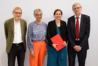 Michael Roesler-Graichen, Karin Schmidt-Friderichs, Gewinnerin Jutta Person mit Urkunde und Lothar Müller