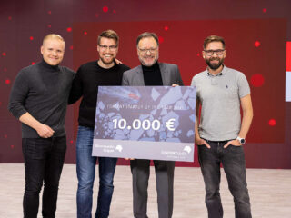 Gewinner Content Start up des Jahres halten ihren Gewinn-Scheck