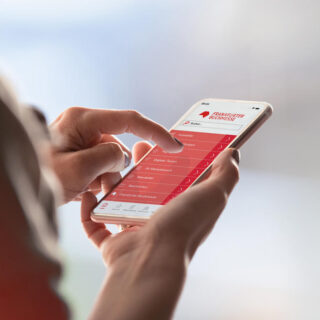 Hand bedient die App der Frankfurter Buchmesse auf einem Smartphone