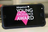 Logo Börsenblatt Young Excellence Award auf einem Smartphone-Display