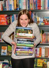 Nitsche Nadine hält einen Bücherstapel