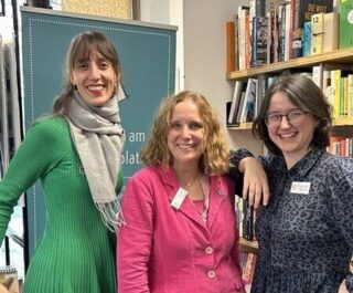 Rahel Trotta, Sarah Reul und Franziska Werum in der Buchhandlung