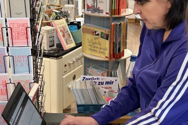 Inhaberin Britta am Laptop in der Buchhandlung