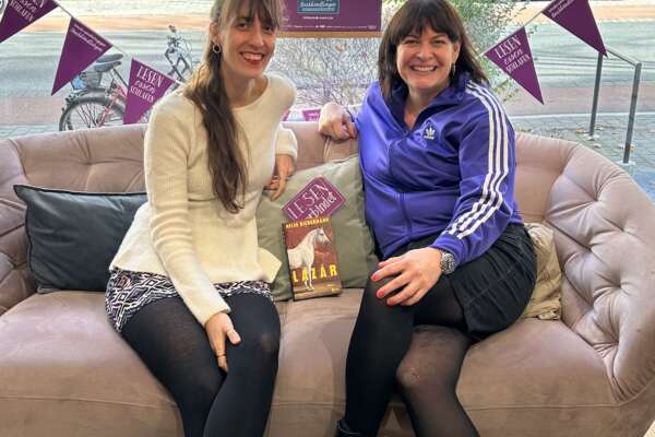 Inhaberin der Buchhandlung und Rahel Trotta auf der Couch